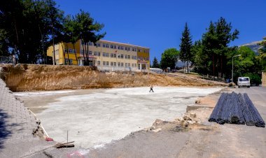 Divanlı’ya Kapalı Semt Pazarı Ve Halı Saha