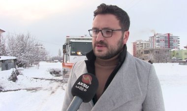 Ana caddeleri açık tutan Elbistan Belediyesi, sokak çalışmalarında muhtarlarla birlikte hareket ediyor