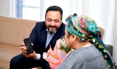 Sevgililer Günü’nde Annesine Çiçeği, Başkan Gürbüz Takdim Etti