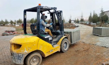 Büyükşehir Göksun’da Mezarlık Yolunu Kilit Parkeyle Yeniledi