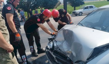 Feci Çarpışma! Kahramanmaraş’ta Otomobil Traktör Römorkuna Girdi