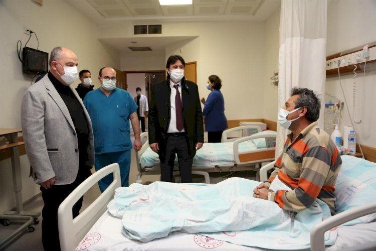 Vali Coşkun Yılbaşı Akşamı Hastanede Yatan Hastalarımız ile Görevi Başındaki Sağlık Çalışanlarımızı ve Güvenlik Güçlerimizi Ziyaret Etti