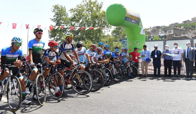 Grand Prix Erkekler Yarışı Kentin Zirvesiyle Start Aldı