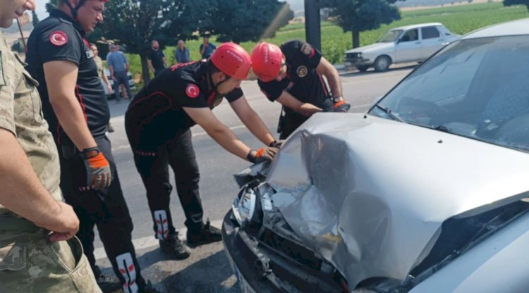 Feci Çarpışma! Kahramanmaraş’ta Otomobil Traktör Römorkuna Girdi