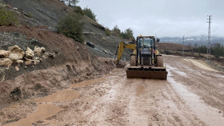 Büyükşehir, Sağanak Yağışların Vurduğu Kırsal Mahalle Yollarında da Görev Başında