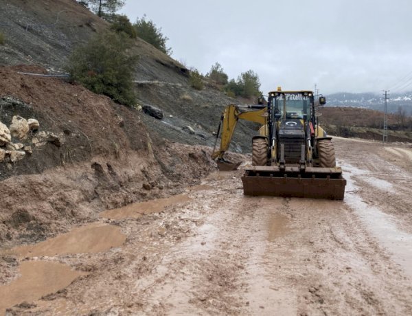 Büyükşehir, Sağanak Yağışların Vurduğu Kırsal Mahalle Yollarında da Görev Başında